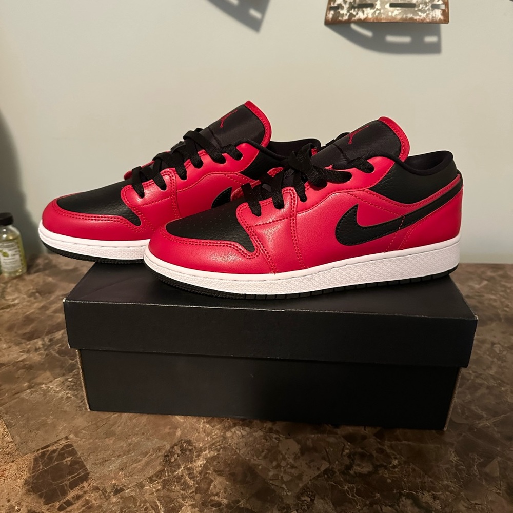 Nike Kids Red and Black Low-Top Sneakers
